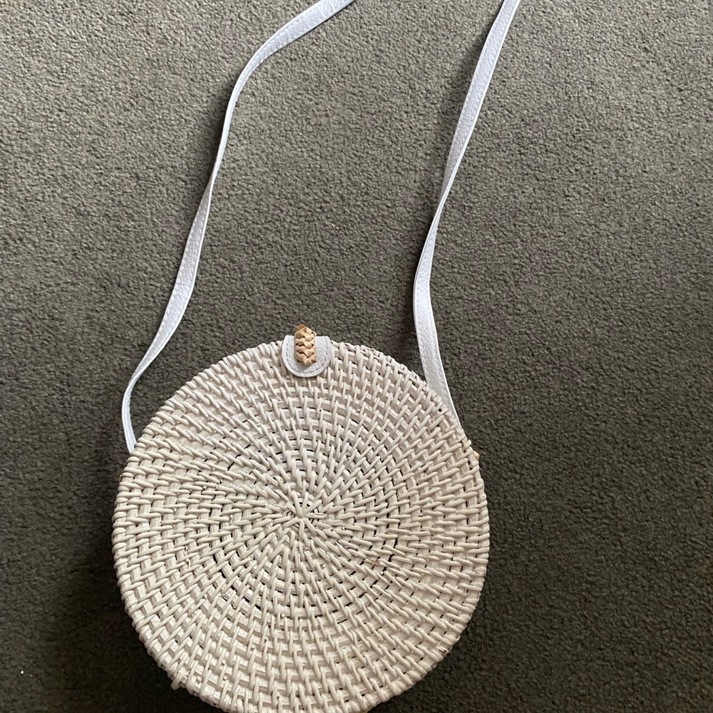 Round wicker purse